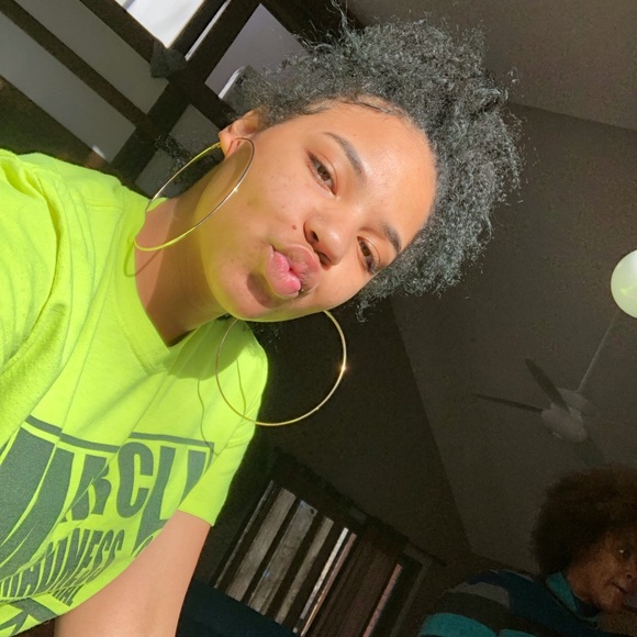 Meet your Posher, Sofi - Picture 1 of 1